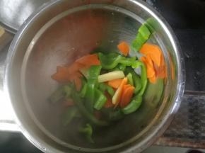 倒入干净盆中。