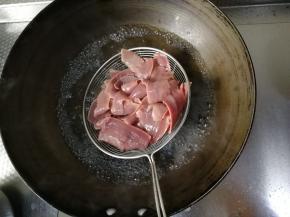 然后再一锅水，烧开，放入沥干水分的腰片。继续大火进行焯熟。