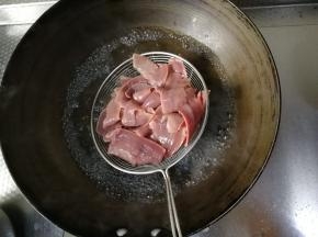 然后再一锅水，烧开，放入沥干水分的腰片。继续大火进行焯熟。
