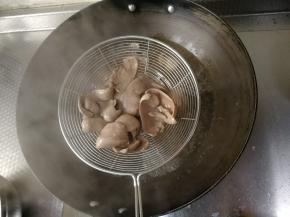 放入后，用漏勺搅拌等腰片表面变色，盖锅盖，煮15-20秒。腰片焯熟，捞出，控干水分。