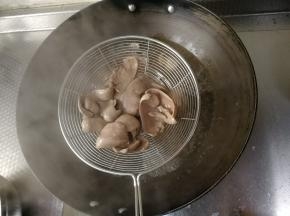 放入后，用漏勺搅拌等腰片表面变色，盖锅盖，煮15-20秒。腰片焯熟，捞出，控干水分。