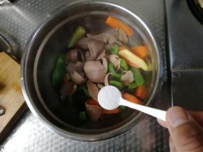 倒入盆中，加入盐。一点点鸡精。