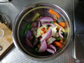 洋葱切片，放入，然后放入大葱片（预留一点点大葱片切成大葱末），姜末，干辣椒洗净切碎放入。