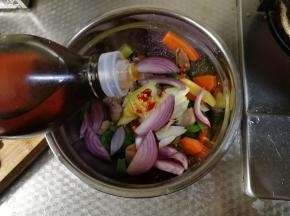 盆中先倒入一点麻油。