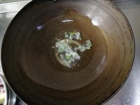 等大葱末略微变色。关火。