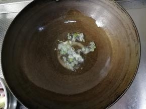 等大葱末略微变色。关火。