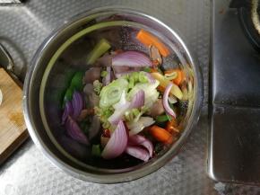 再将热油倒入。