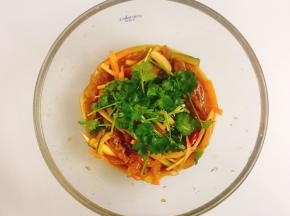 放置20分钟后，会更加入味，最后撒入香菜即可装盘