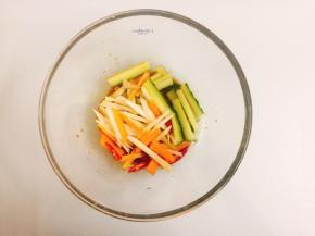 将胡萝卜、青瓜、子姜、小米辣放入容器中，搅拌均匀