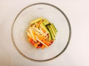 将胡萝卜、青瓜、子姜、小米辣放入容器中，搅拌均匀
