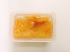 海蜇头用清水浸泡一夜，去除盐份