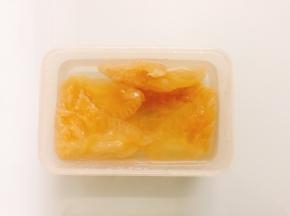 海蜇头用清水浸泡一夜，去除盐份