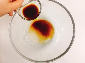 将陈醋、生抽、辣椒油、糖、香油、鸡精倒入容器中