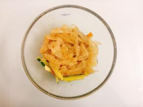 将海蜇头倒入容器中，一起搅拌均匀