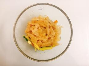 将海蜇头倒入容器中，一起搅拌均匀