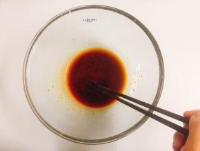 用筷子搅拌均匀