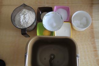 准备材料，牛奶和鸡蛋提前冷藏哦。