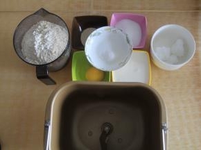 准备材料，牛奶和鸡蛋提前冷藏哦。