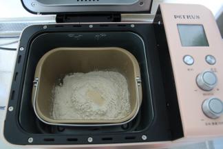 把面包桶在面包机里放好。