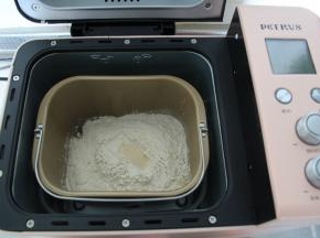 把面包桶在面包机里放好。