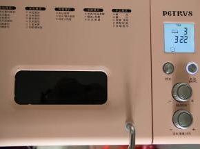 到时间后，面团成团。选3全麦吐司健，烧色选浅色。此时，加入室温软化的椰油。继续揉面，开始整个程序。