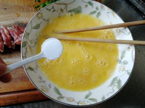 鸡蛋用筷子打散，顺时针搅打1分钟左右，要打散，然后加入一勺盐，继续搅打半分钟左右，搅打均匀。