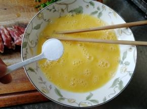 鸡蛋用筷子打散，顺时针搅打1分钟左右，要打散，然后加入一勺盐，继续搅打半分钟左右，搅打均匀。