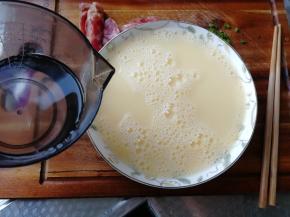 倒入300毫升温水，温水！一边加一边搅拌。