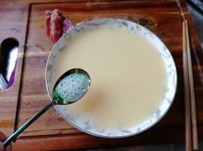 搅打均匀后，用勺子撇去浮沫。