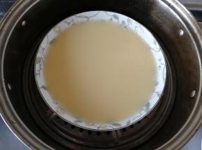 蒸锅里放入小半锅冷水，放上蒸格，把撇好沫子的蛋液连盘放入蒸锅里。直接开大火盖盖子蒸10-12分钟。