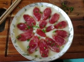 均匀撒入葱花。继续放入蒸锅，盖盖子，转中火，蒸6-7分钟。