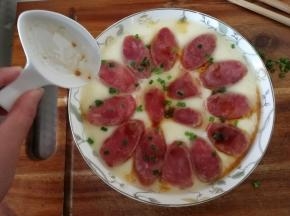 再淋上生抽！即可开动！