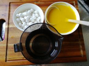 准备材料！南瓜米糊是豆浆机中午打的。四点回家已经冷却了。（气温高，米糊温热后再放冷藏备用）