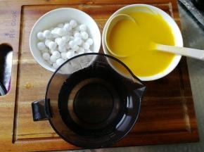 准备材料！南瓜米糊是豆浆机中午打的。四点回家已经冷却了。（气温高，米糊温热后再放冷藏备用）