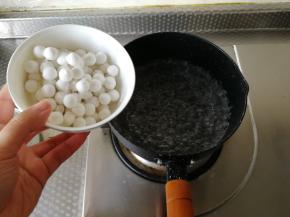 水开后，倒入小圆子。