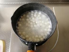 用勺子，从锅里来回搅动，搅匀，防止倒入的时候粘底。盖盖子，中小火继续煮。煮到圆子飘起来。