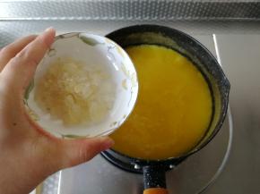 然后加入冰糖，此时开始要不停搅匀，到冰糖融化。