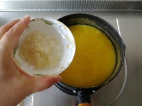 然后加入冰糖，此时开始要不停搅匀，到冰糖融化。