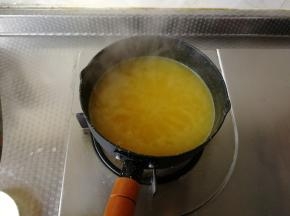 等米糊煮开后，关火，盖盖子闷一两分钟。然后盛出即可食用！