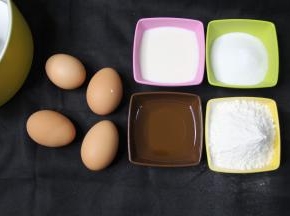 鸡蛋需要冷藏鸡蛋，60克左右洋鸡蛋，清洗干净，用厨房纸巾擦干备用，准备好其他材料。