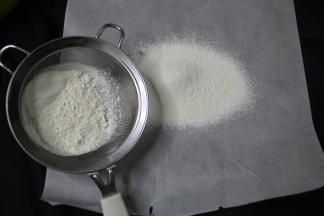 低粉从高处过筛，双层粉筛，过一次即可。