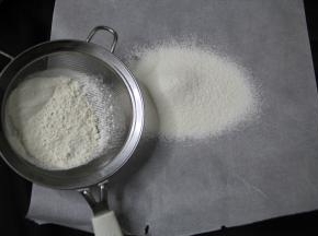 低粉从高处过筛，双层粉筛，过一次即可。