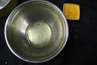 分离蛋白蛋黄，蛋白打入无水无油盆中，放入冰箱冷藏备用。