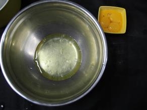 分离蛋白蛋黄，蛋白打入无水无油盆中，放入冰箱冷藏备用。