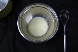 干净盆中，放入牛奶、玉米油，用手动打蛋器玉米油，手动打蛋器搅打3分钟左右，乳化。此时可以烤箱上下200度预热。一定要预热到位。