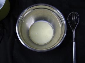 干净盆中，放入牛奶、玉米油，用手动打蛋器玉米油，手动打蛋器搅打3分钟左右，乳化。此时可以烤箱上下200度预热。一定要预热到位。