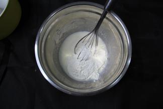 筛入低粉，Z字形搅拌均匀，不要划圈防止面糊起筋。