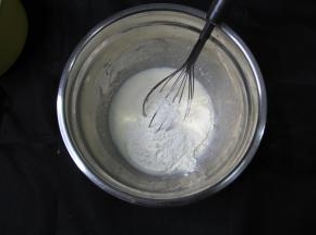 筛入低粉，Z字形搅拌均匀，不要划圈防止面糊起筋。