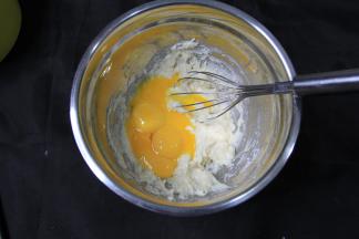 分离好的蛋黄放入步骤6操作好的面糊中，继续Z字形，搅拌均匀。