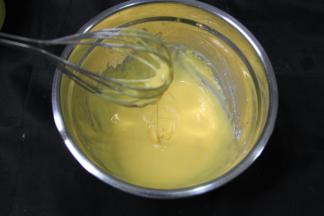 盆边的用蛋抽刮下，均匀的面糊细腻顺滑。提起蛋抽是有流动滴落的。如果不滴落说明面糊起筋了或者粉加多了。